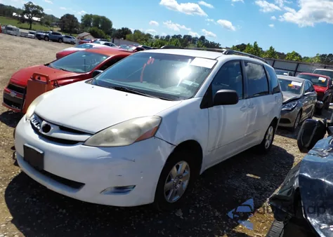 2008 Toyota Sienna Le z USA, uszkodzony, nr VIN 5TDZK23C38S138644